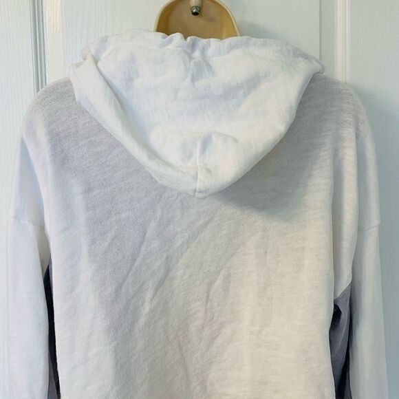 Trendy Fun VS PINK Half Zip Raw Hem White & Gray Two Toned Crop Hoodie! 🔥 - Picture 4 of 6